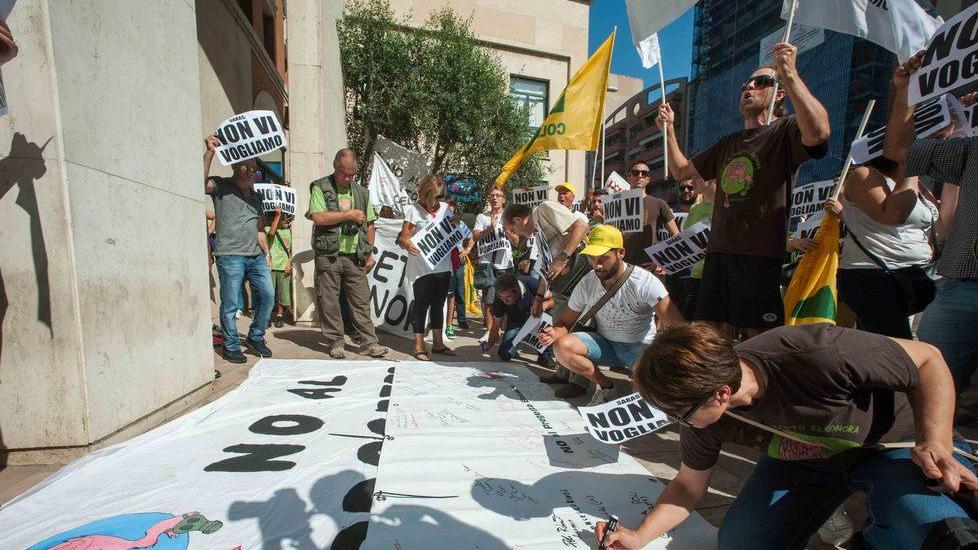 In oltre 200 a Cagliari per dire no al piano di scavi della Saras