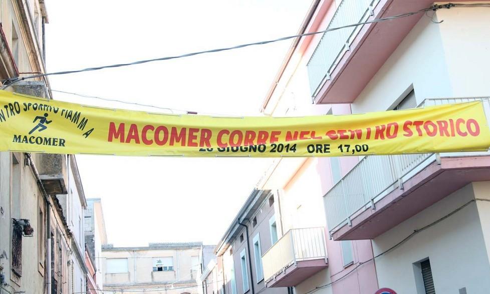 Striscione dimenticato in via Roma