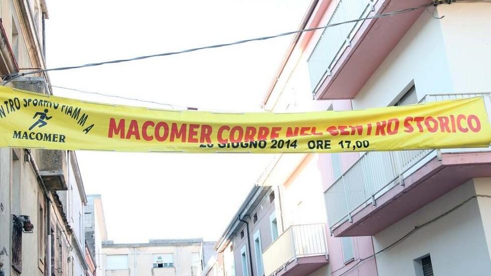 Striscione dimenticato in via Roma