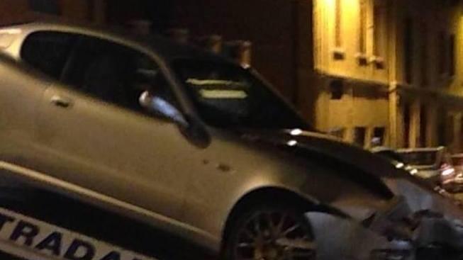 Si schianta sotto i portici con la Maserati