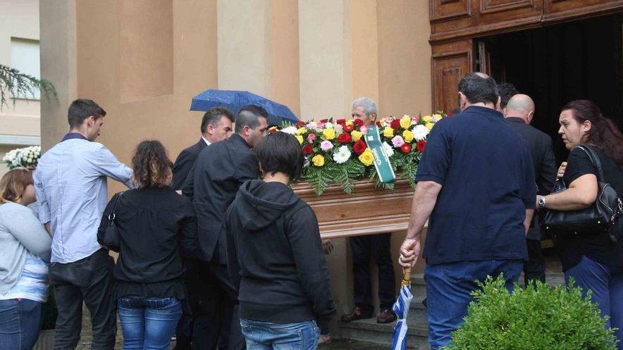 L’addio alla donna morta in auto