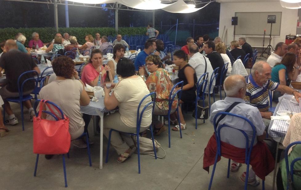 A cena per comprare i giochi e gli arredi del parco di Argine