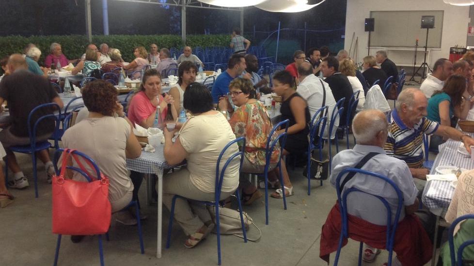 A cena per comprare i giochi e gli arredi del parco di Argine