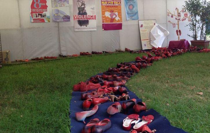Scarpe rosso sangue contro ogni tipo di violenza di genere 