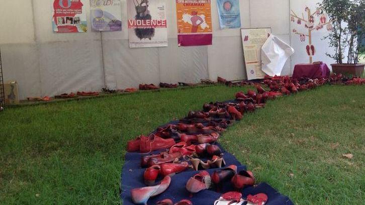 Scarpe rosso sangue contro ogni tipo di violenza di genere