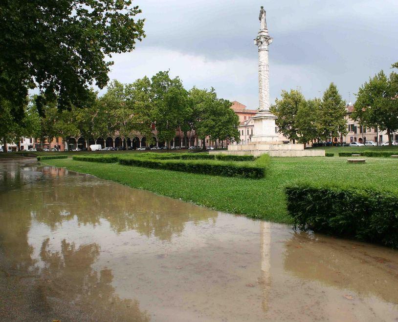 La pioggia allaga l’anello