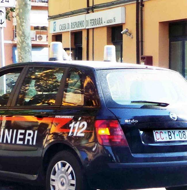 Le chiedono l’ora sotto casa e scippano la catenina al collo