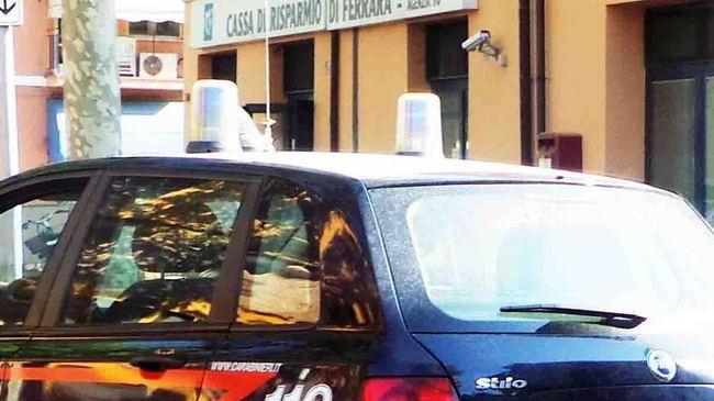 Le chiedono l’ora sotto casa e scippano la catenina al collo
