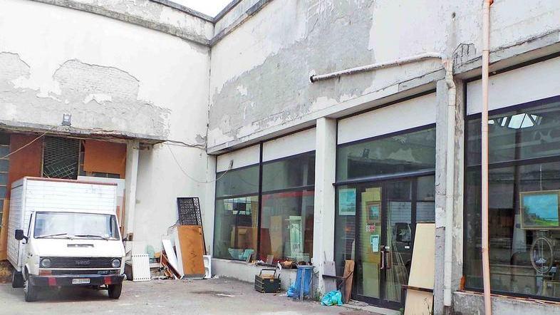 Saccheggiato un magazzino