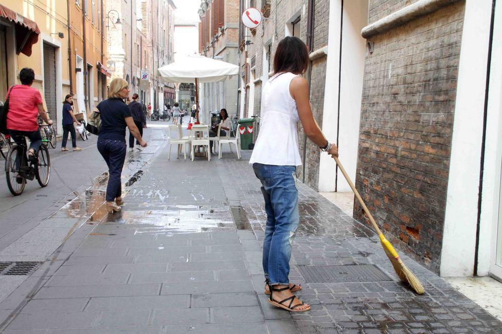 «Costretti ad arrangiarci con secchi e ramazze»