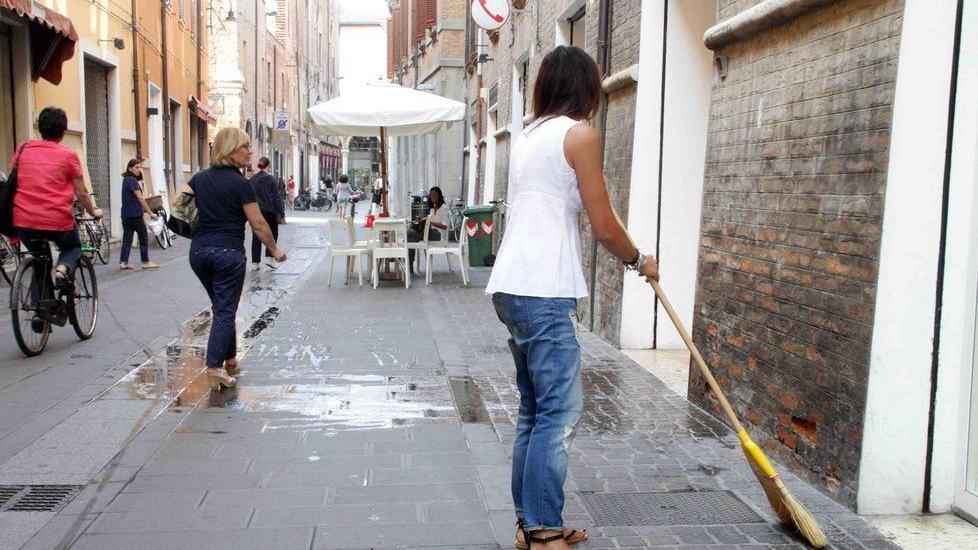 «Costretti ad arrangiarci con secchi e ramazze»