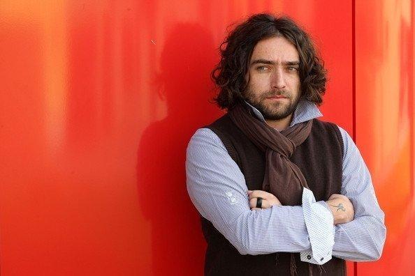 Vivere sotto scorta e recitare “sotto tiro”: Giulio Cavalli sul palco 