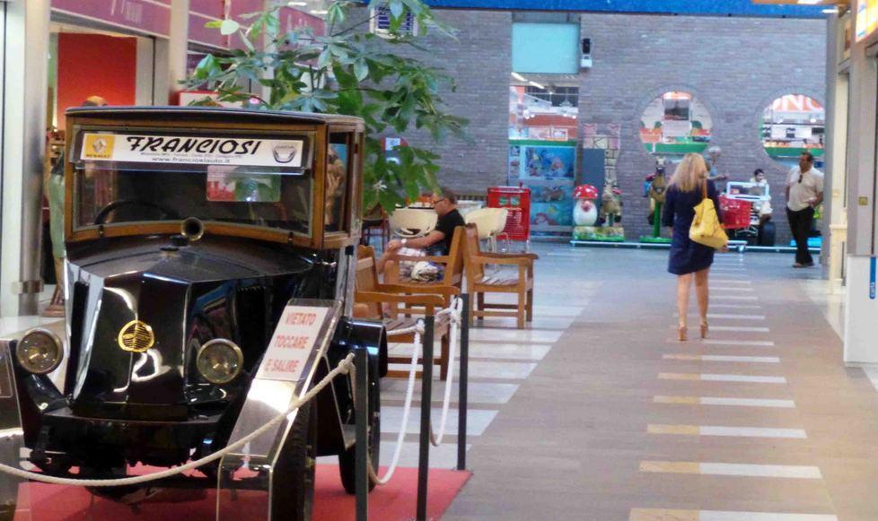 Il centro “Le Mura” perde i pezzi in galleria 