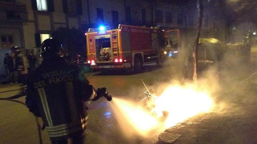 Quattro cassonetti dell’immondizia dati alle fiamme