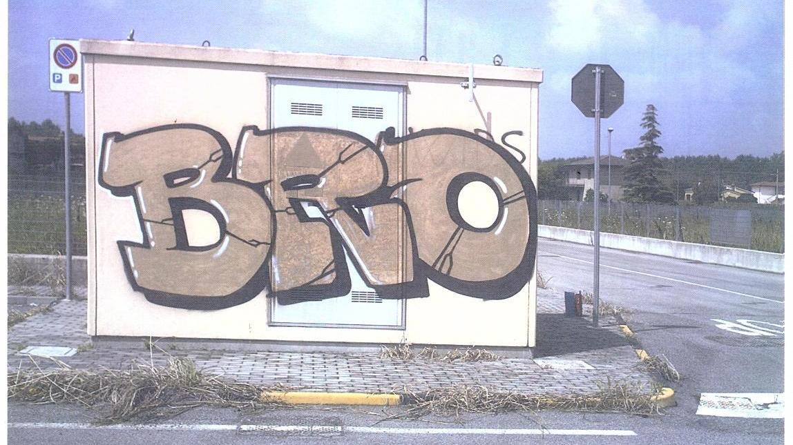 La scritta sulla cabina Enel