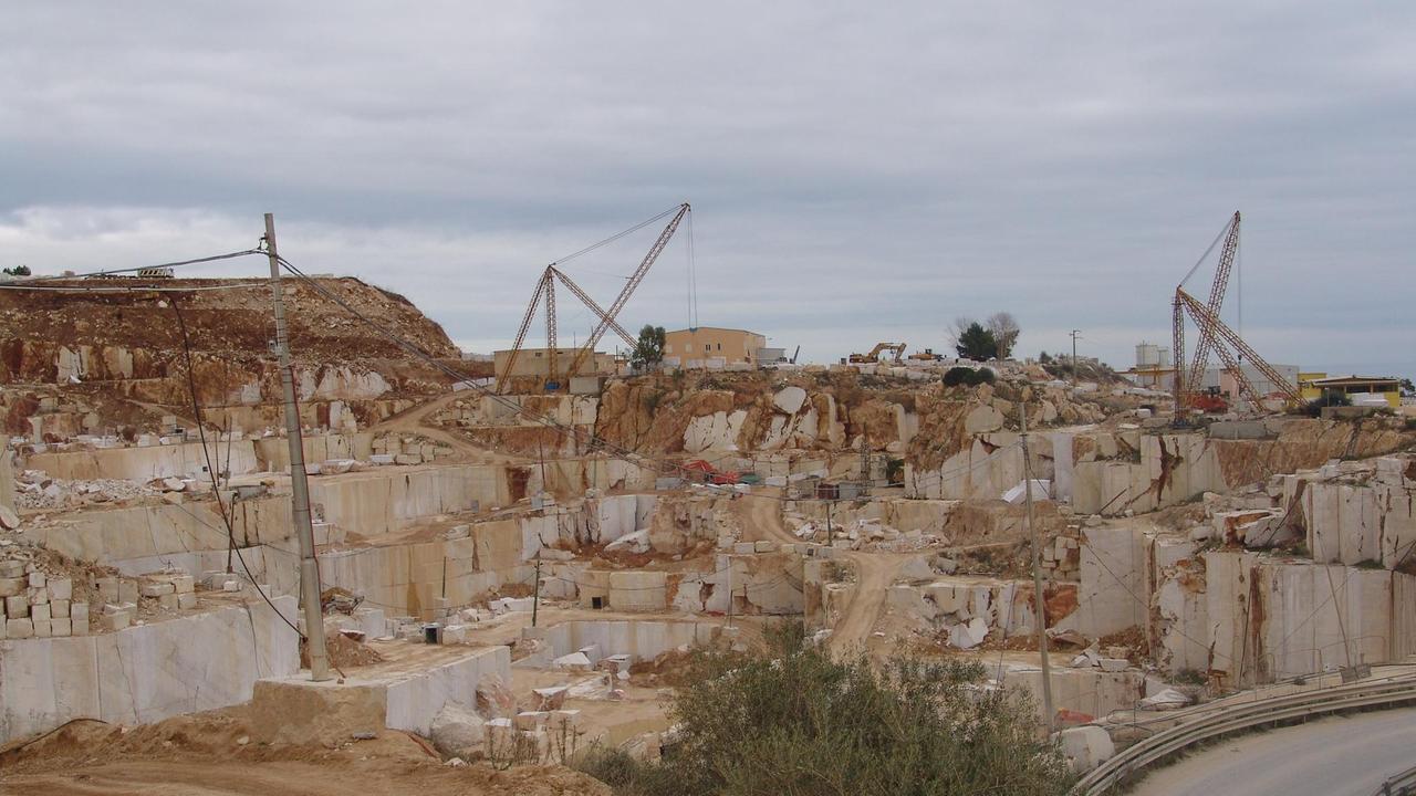 Tragedia sfiorata a Orosei: lastra di marmo travolge operaio 