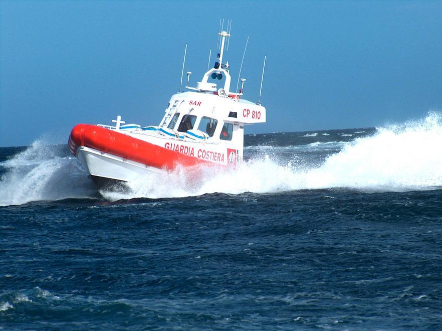 Surfista scompare in mare, ricerche senza sosta 