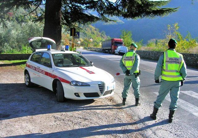 Lucca, guidava con la mamma 90enne al suo fianco e con il tasso alcolemico quattro volte oltre il limite 