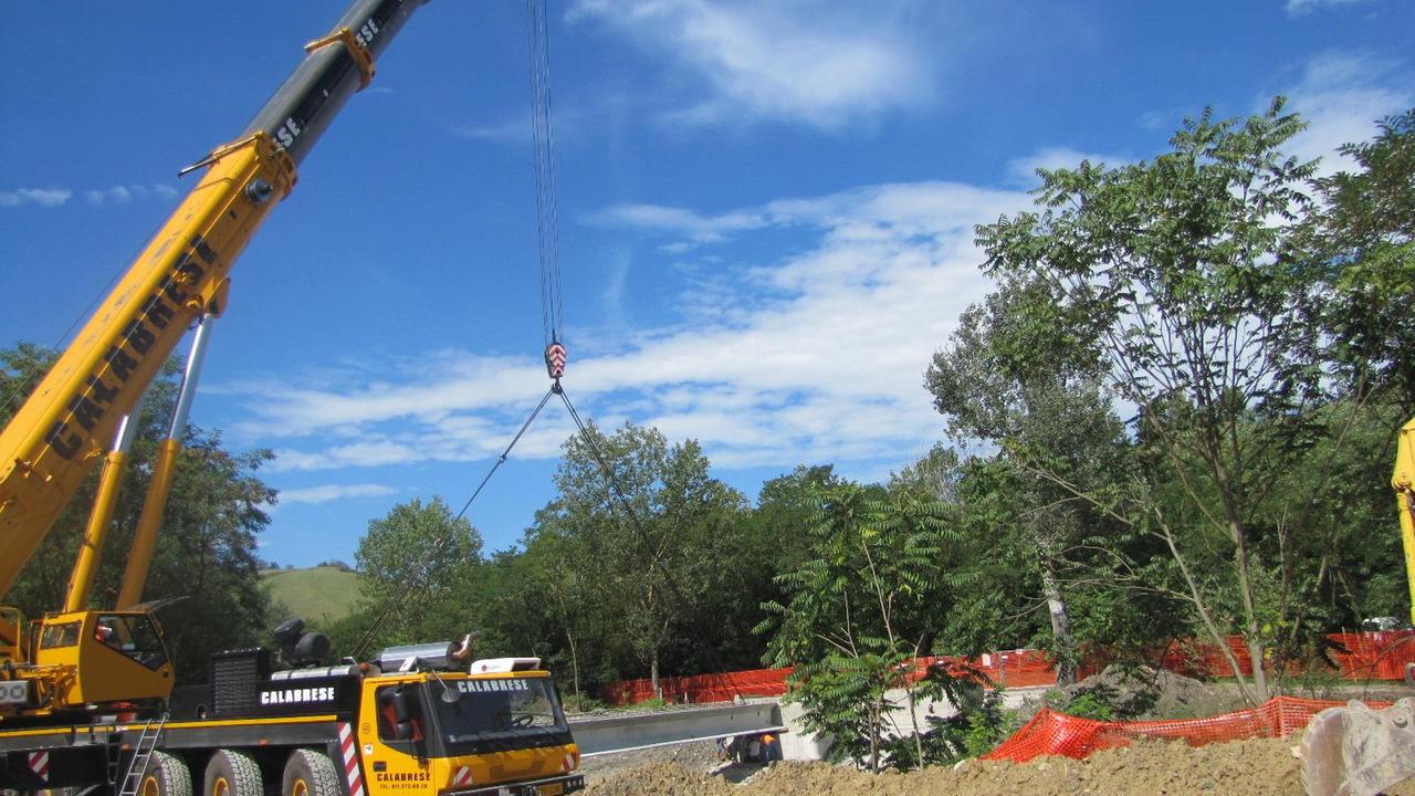 Il cantiere per posare le maxi travi del nuovo ponte