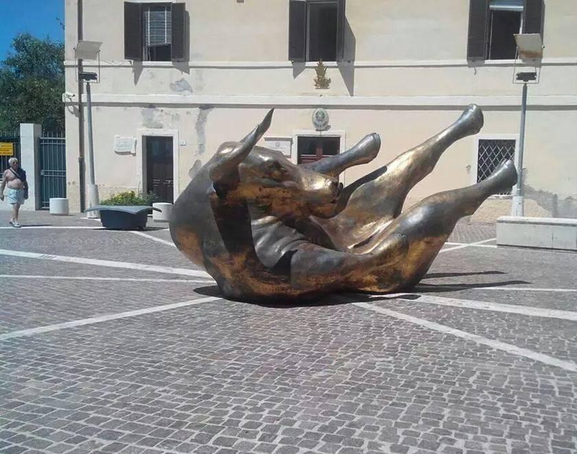 Dopo banane e uova giganti, sul viale si sdraia un toro 