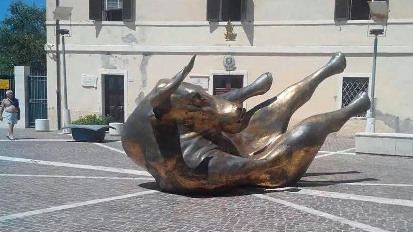 Dopo banane e uova giganti, sul viale si sdraia un toro