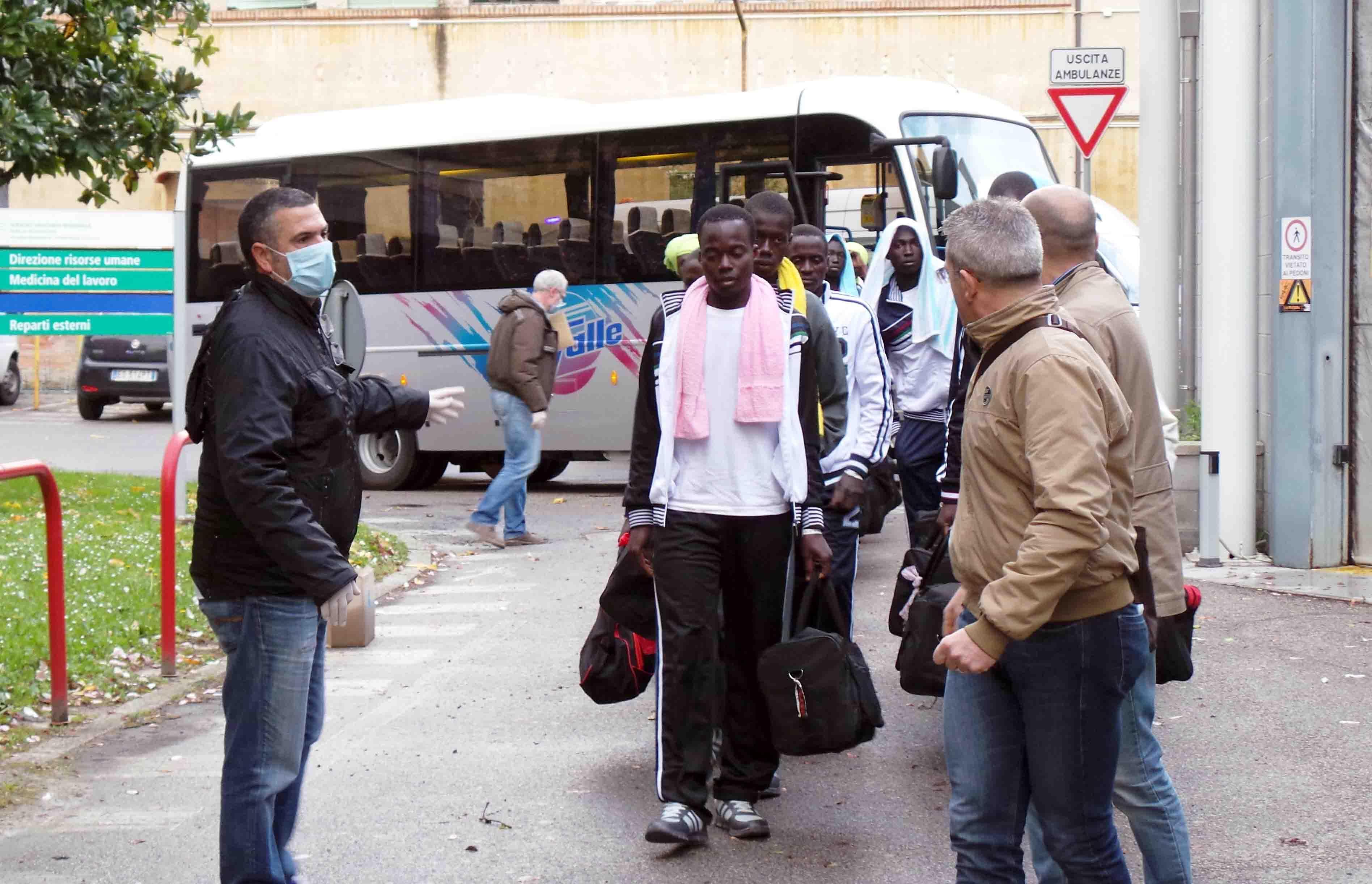 I profughi della Sicilia cominciano ad arrivare nel resto d'Italia