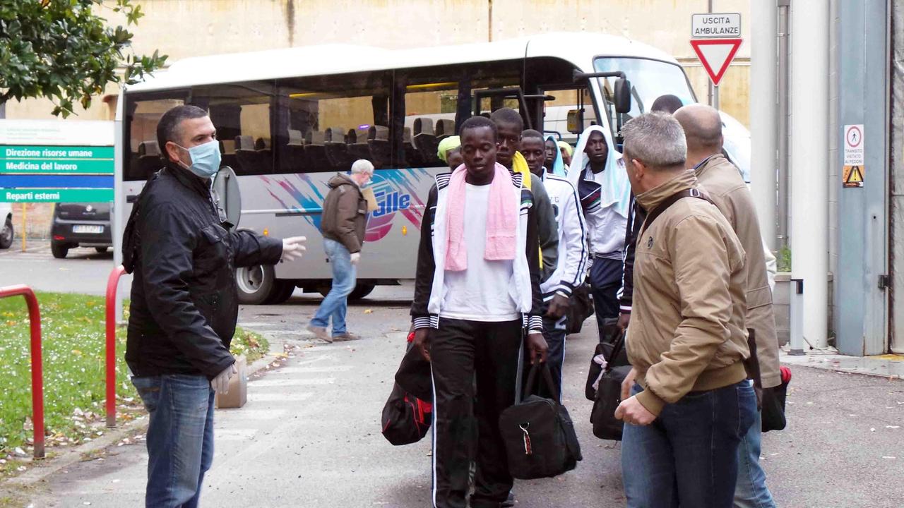I profughi della Sicilia cominciano ad arrivare nel resto d'Italia