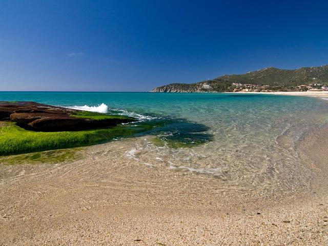 Sull’arenile dorato del sud dell’isola, il mare verde e limpido di Solanas 