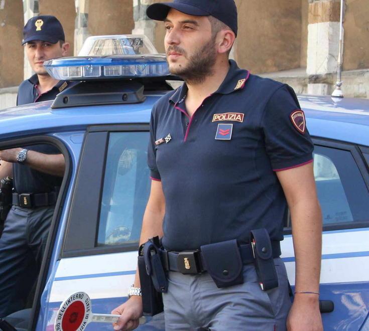 Cappellino da baselball e polo, le nuove divise delle Volanti 