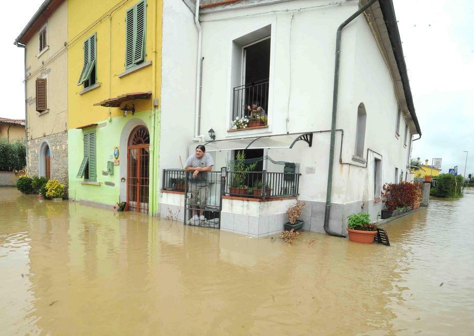 Evacuati due anziani disabili timori per la cassa d’espansione