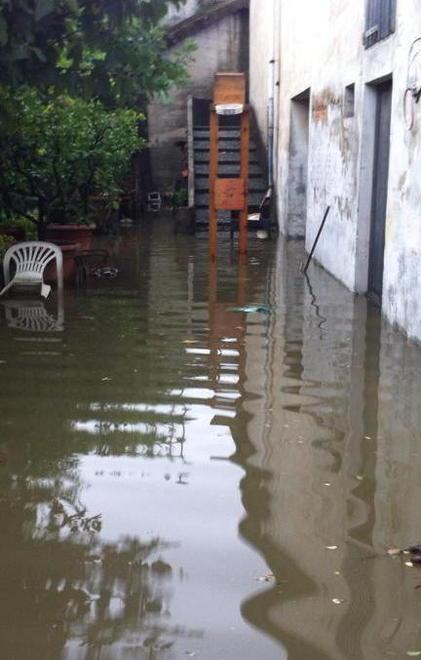 Notte di diluvio, allagate strade e cantine 