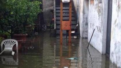 Notte di diluvio, allagate strade e cantine