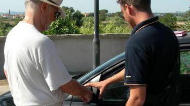 Anziano smaschera la truffa dello specchietto