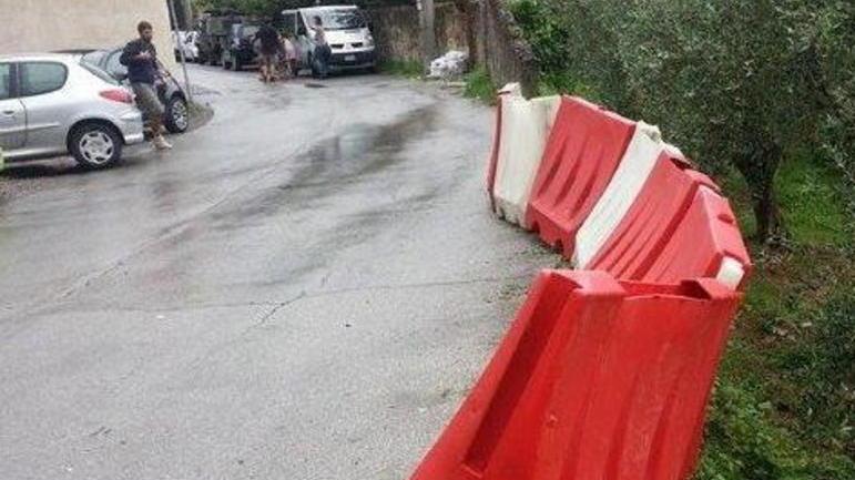 Un muretto distrutto sulla strada per la Certosa