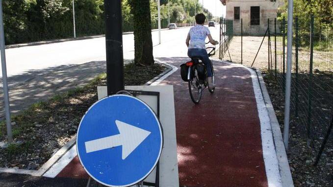 Pista ciclabile col palo della luce in mezzo