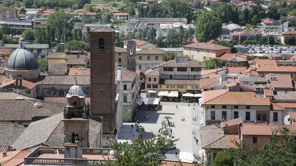 Caos notturno in piazza, maxi-passeggino “ko”