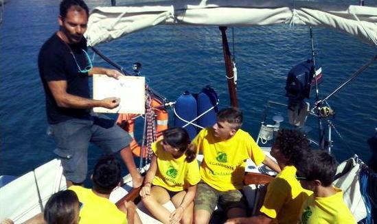 Giovani volontari puliscono le spiagge