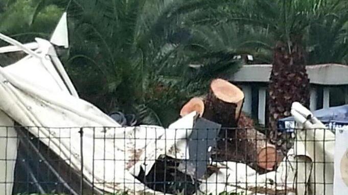 Un pino si abbatte sul gazebo di un ristorante