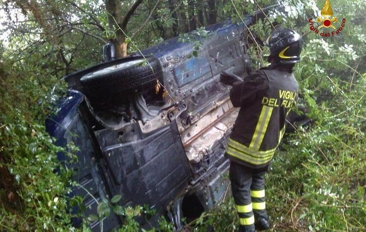 Capotta in curva e va fuori strada 
