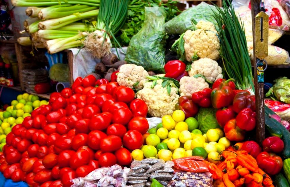 Gli italiani mangiano sempre meno frutta e verdura 