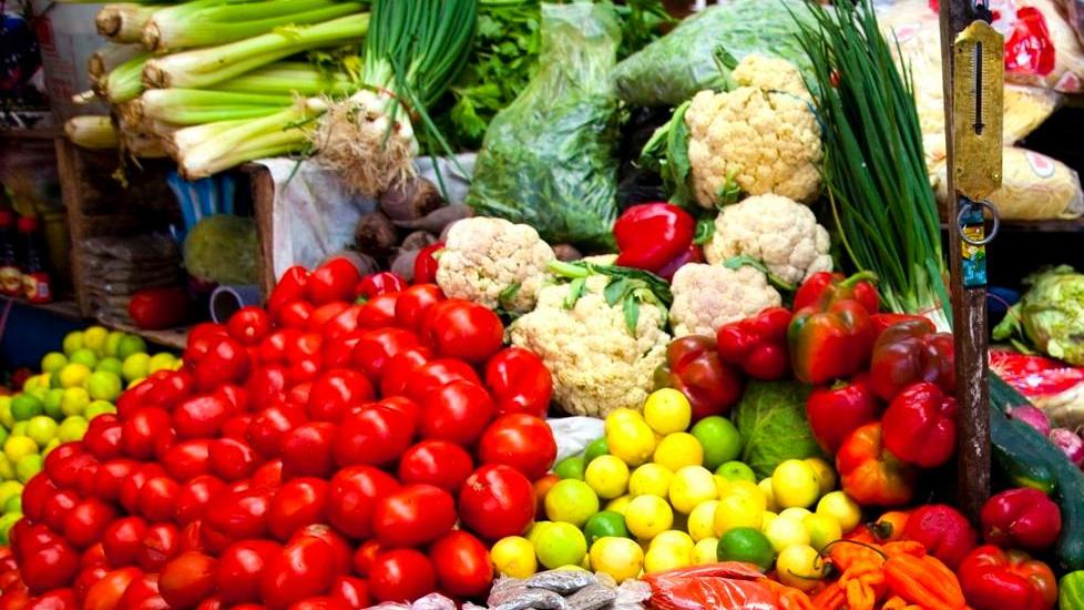 Gli italiani mangiano sempre meno frutta e verdura
