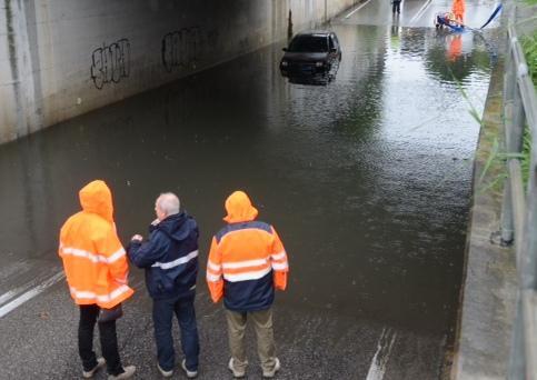 Sottopasso allagato Auto resta bloccata