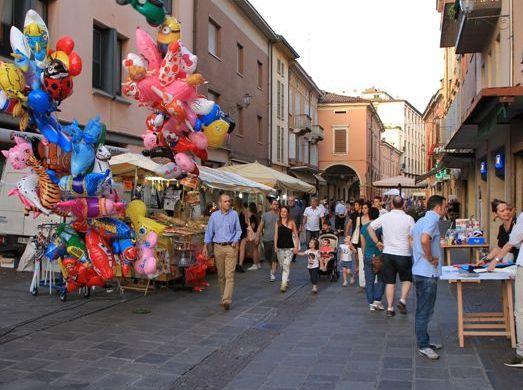 Auto storiche, musica e tornei stasera in centro
