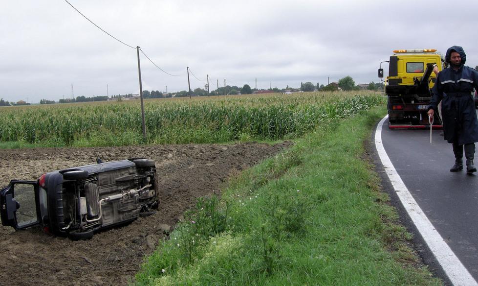 Auto nella scarpata, ferito il conducente