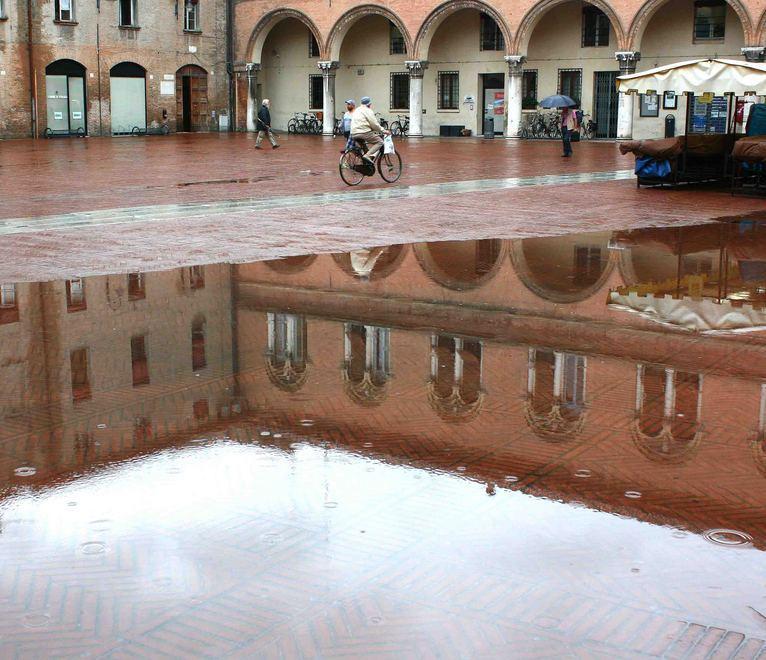 Strade come fiumi piazze allagate e cantine in ammollo 