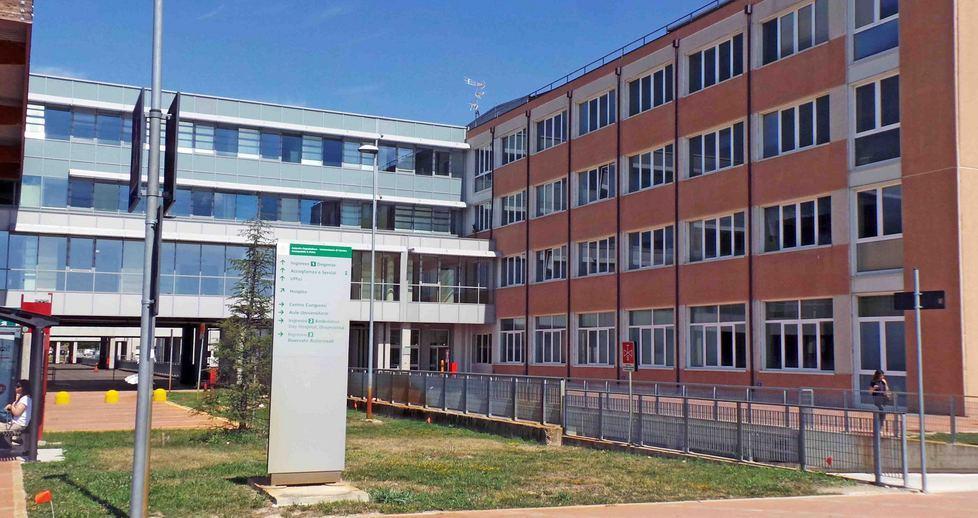 Cade da un’impalcatura e atterra sulle ginocchia