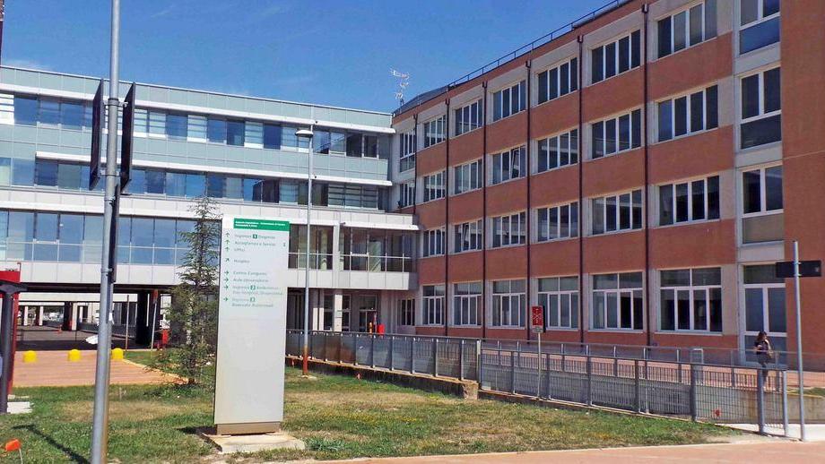 Cade da un’impalcatura e atterra sulle ginocchia