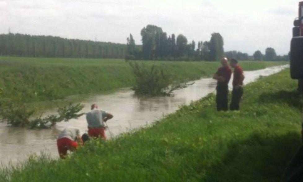 Giovane finisce nel canale, illeso