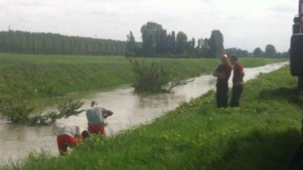 Giovane finisce nel canale, illeso