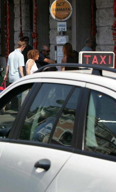 Rubano il telefonino al tassista 